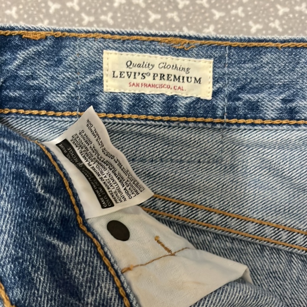 LEVIS Jean Shorts - Picture 2 of 3